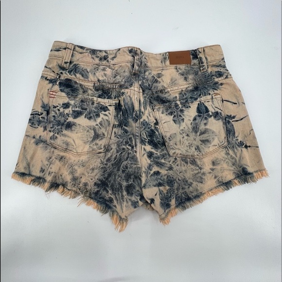 BDG Freja Mid Rise Vintage Fit Cut Off Embellished Jean Shorts Size 26 W - Picture 3 of 8